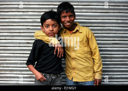 Due smart bambini indiani a Delhi , India Foto Stock