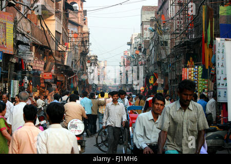 La folla in una strada di Delhi, Pahar Ganj distretto, India Foto Stock