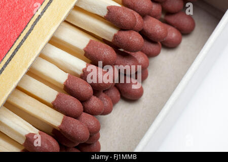 Aprire la scatola di fiammiferi su sfondo bianco Foto Stock