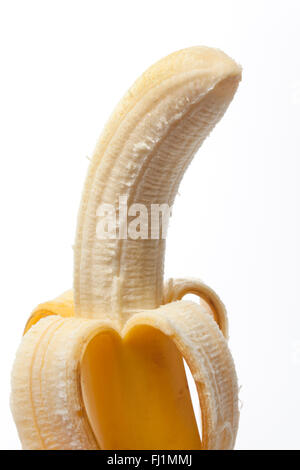 Sbucciate banana con una pelle su sfondo bianco Foto Stock