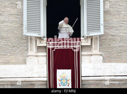 Città del Vaticano. 28 Feb, 2016. Durante l'Angelus domenicale, il Papa Francesco rivolto ai fedeli ricordando il generoso aiuto di quelle nazioni che ospitano i rifugiati come la Grecia e l'Italia. Il Papa ha ricordato Francesco a pregare per il popolo della Siria e le isole Fiji, devastata da un ciclone. Credito: Andrea Franceschini/Pacific Press/Alamy Live News Foto Stock