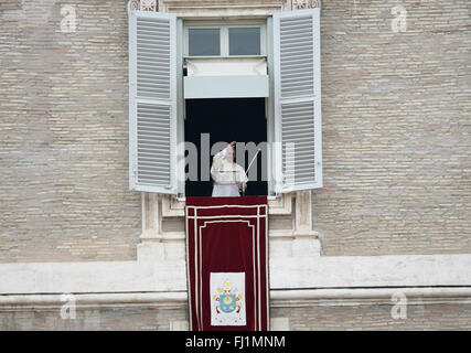 Città del Vaticano. 28 Feb, 2016. Durante l'Angelus domenicale, il Papa Francesco rivolto ai fedeli ricordando il generoso aiuto di quelle nazioni che ospitano i rifugiati come la Grecia e l'Italia. Il Papa ha ricordato Francesco a pregare per il popolo della Siria e le isole Fiji, devastata da un ciclone. Credito: Andrea Franceschini/Pacific Press/Alamy Live News Foto Stock