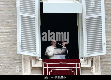 Città del Vaticano. 28 Feb, 2016. Durante l'Angelus domenicale, il Papa Francesco rivolto ai fedeli ricordando il generoso aiuto di quelle nazioni che ospitano i rifugiati come la Grecia e l'Italia. Il Papa ha ricordato Francesco a pregare per il popolo della Siria e le isole Fiji, devastata da un ciclone. Credito: Andrea Franceschini/Pacific Press/Alamy Live News Foto Stock