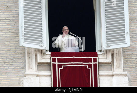 Città del Vaticano. 28 Feb, 2016. Durante l'Angelus domenicale, il Papa Francesco rivolto ai fedeli ricordando il generoso aiuto di quelle nazioni che ospitano i rifugiati come la Grecia e l'Italia. Il Papa ha ricordato Francesco a pregare per il popolo della Siria e le isole Fiji, devastata da un ciclone. Credito: Andrea Franceschini/Pacific Press/Alamy Live News Foto Stock