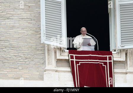 Città del Vaticano. 28 Feb, 2016. Durante l'Angelus domenicale, il Papa Francesco rivolto ai fedeli ricordando il generoso aiuto di quelle nazioni che ospitano i rifugiati come la Grecia e l'Italia. Il Papa ha ricordato Francesco a pregare per il popolo della Siria e le isole Fiji, devastata da un ciclone. Credito: Andrea Franceschini/Pacific Press/Alamy Live News Foto Stock