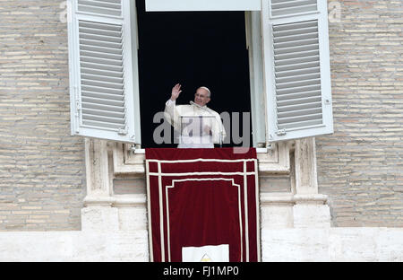 Città del Vaticano. 28 Feb, 2016. Durante l'Angelus domenicale, il Papa Francesco rivolto ai fedeli ricordando il generoso aiuto di quelle nazioni che ospitano i rifugiati come la Grecia e l'Italia. Il Papa ha ricordato Francesco a pregare per il popolo della Siria e le isole Fiji, devastata da un ciclone. Credito: Andrea Franceschini/Pacific Press/Alamy Live News Foto Stock