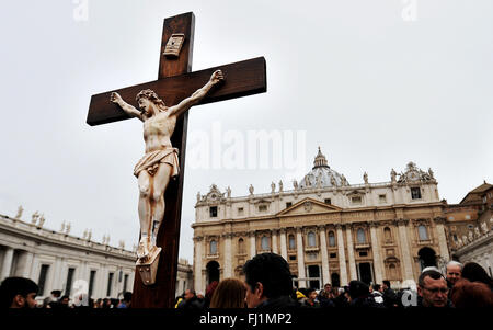 Città del Vaticano. 28 Feb, 2016. Durante l'Angelus domenicale, il Papa Francesco rivolto ai fedeli ricordando il generoso aiuto di quelle nazioni che ospitano i rifugiati come la Grecia e l'Italia. Il Papa ha ricordato Francesco a pregare per il popolo della Siria e le isole Fiji, devastata da un ciclone. Credito: Andrea Franceschini/Pacific Press/Alamy Live News Foto Stock