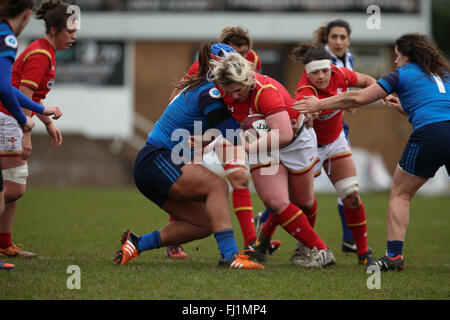 La Gnoll, Wales, Regno Unito. 28 Feb, 2016. Il Galles v Francia - Donne RBS 6 Nazioni 2016 - Catrin Edwards del Galles è affrontato da Safi N'Diaye di credito Francce: Samuel Bay/Alamy Live News Foto Stock