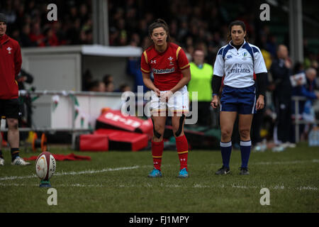 La Gnoll, Wales, Regno Unito. 28 Feb, 2016. Il Galles v Francia - Donne RBS 6 Nazioni 2016 - Robyn Wilkins del Galles si prepara a kick Credito: Samuel Bay/Alamy Live News Foto Stock