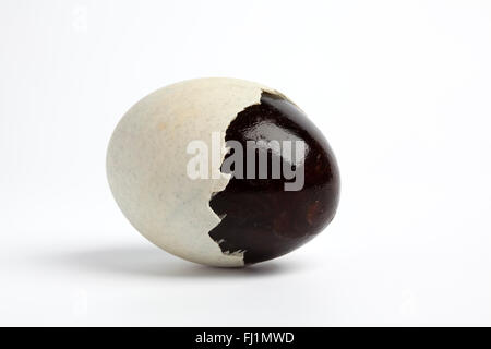 Sbucciate parziale mille anni Duck egg su sfondo bianco Foto Stock