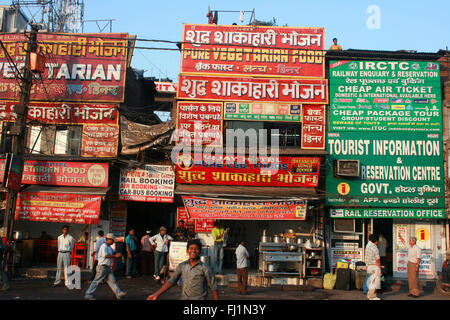 La folla in una strada di Delhi, Pahr Ganj distretto, India Foto Stock