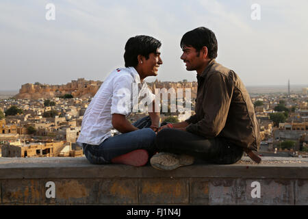 Due uomini sono alla ricerca di ogni altra in Jaisalmer , India Foto Stock