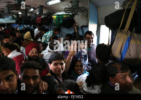 Ai passeggeri di viaggiare in un treno sovraffollato da Delhi a Amritsar , India Foto Stock