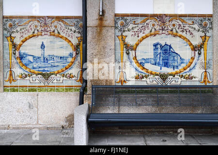 Le piastrelle di ceramica o azulejos sulla parete della stazione ferroviaria, Caminha, Provincia del Minho, Portogallo settentrionale Foto Stock