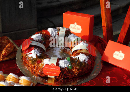 Bolo rei o torta di re, un dolce tradizionale che si mangia per Natale ed Epifania, Portogallo Foto Stock