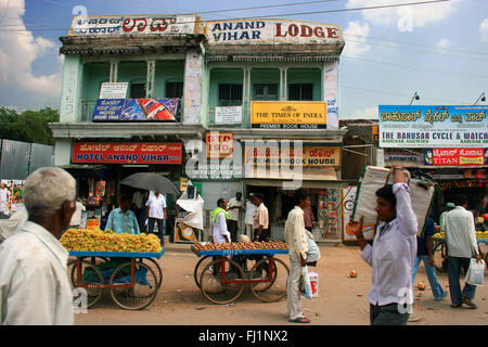 La gente in una strada trafficata di Mysore, India Foto Stock