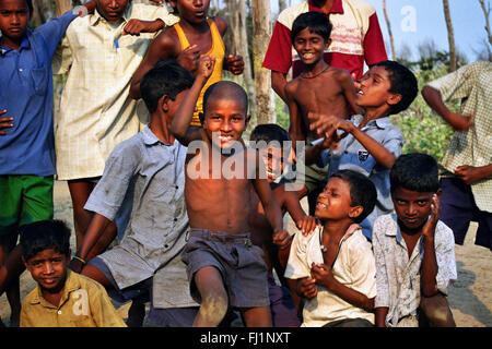 Leader il capretto con gruppo di bambini a Chennai , India Foto Stock