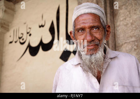 Uomo musulmano nella moschea di Ahmedabad , India Foto Stock