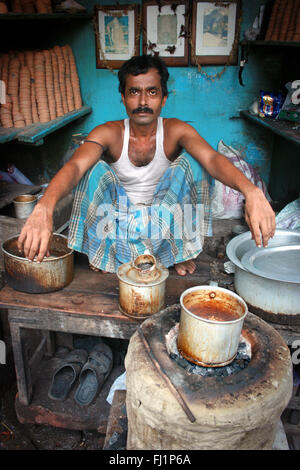 Proprietario di stallo del tè in Kolkata , India Foto Stock