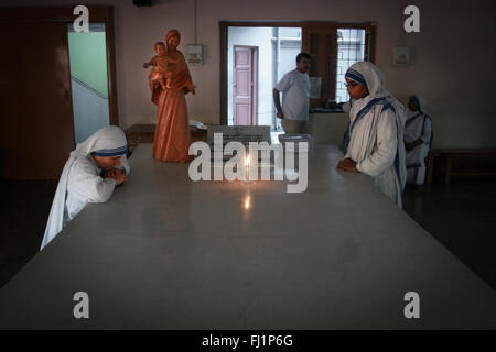 Le monache sono in preghiera presso la casa madre in Kolkata, su Madre Teresa 's tomba - Le Missionarie della Carità Foto Stock