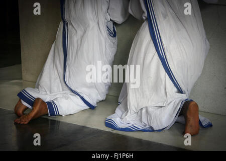 Le monache sono in preghiera presso la casa madre in Kolkata, su Madre Teresa 's tomba - Le Missionarie della Carità Foto Stock