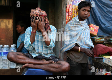 L uomo si nasconde il suo volto in Kolkata , India Foto Stock