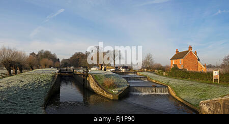 Papercourt Lock e Weir sul fiume Wey navigazione in Surrey su ancora un chiaro inverni mattina Foto Stock