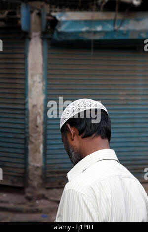 Uomo musulmano con islamica tradizionale hat cap (Taqiyah) in Kolkata Foto Stock