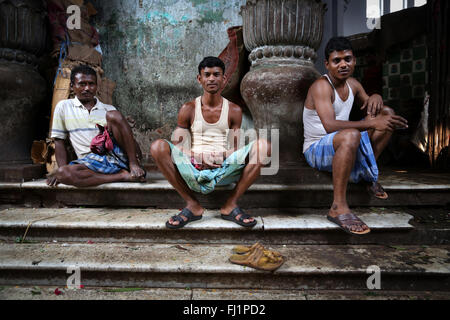 Venditori di fiori a Kolkata Mullick ghat mercato dei fiori , India Foto Stock