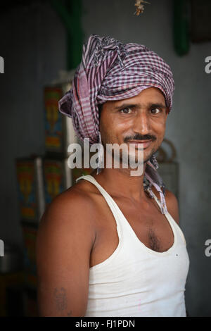 Lavoratore bengalese con turbante in Kolkata, India Foto Stock