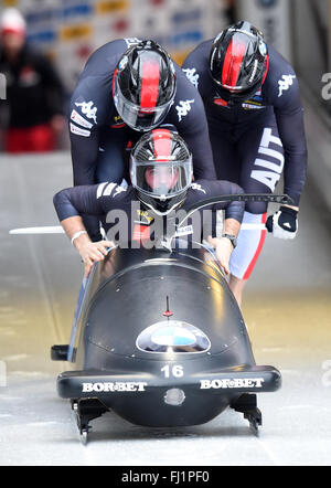 Koenigssee, Germania. 28 Feb, 2016. Austrian bobber Benjamin Maier, Marco Rangl, Markus Sammer, e ione Danut moldavi decollare durante il bob di Coppa del Mondo a Koenigssee, Germania, 28 febbraio 2016. Foto: TOBIAS HASE/dpa/Alamy Live News Foto Stock