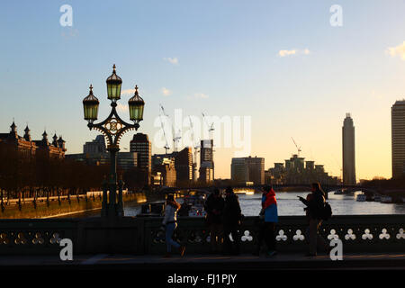 Siti di costruzione e gru su Albert Embankment accanto al fiume Tamigi, visto dal Westminster Bridge, London, England Regno Unito Foto Stock