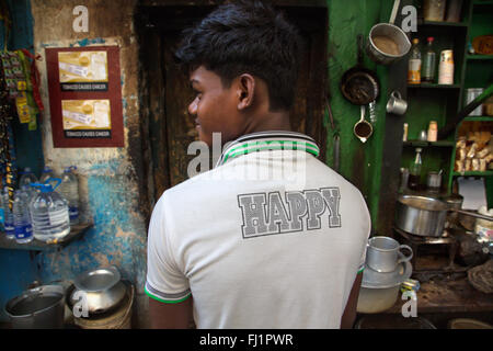 Uomo che indossa bella t shirt con scritte nelle strade di Calcutta Foto Stock