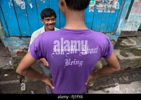 Uomo che indossa bella t shirt con scritte nelle strade di Calcutta Foto Stock