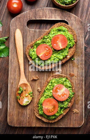 Pane con pesto e pomodori, vista dall'alto Foto Stock