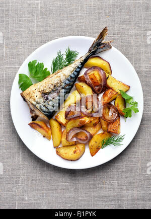 Spicchi di patate e grigliate di pesce sgombri, vista dall'alto Foto Stock