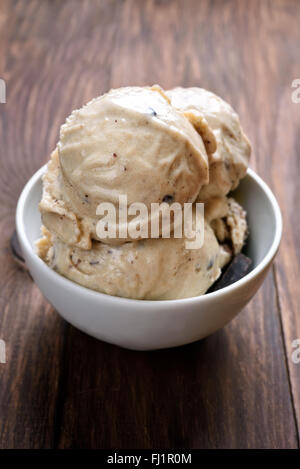 Palline di gelato fatto in casa in ciotola sul tavolo di legno Foto Stock