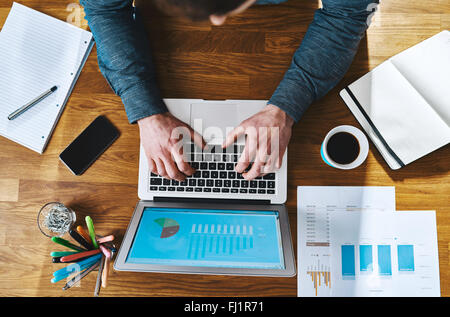 Vista superiore a lavorare alla scrivania con computer portatile e documenti, la concezione di business Foto Stock