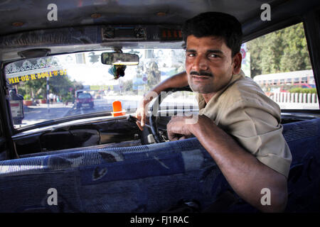 Taxi cab driver a Mumbai in India Foto Stock