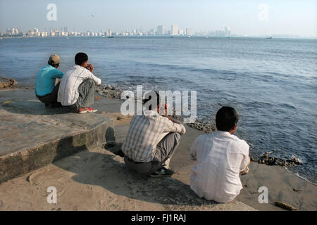 La gente sulla Chowpatty Beach, Mumbai, India Foto Stock