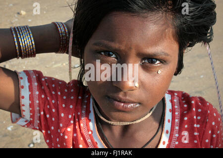 Giovane ragazza indiana con piercing a Mumbai in India Foto Stock