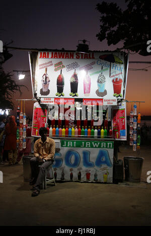 Fornitore di bevande shop sulla Chowpatty Beach di notte , Mumbai Foto Stock