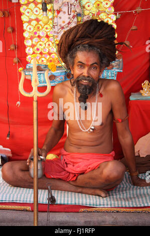 Naga sadhu con rasta e Trident di Shiva al Kumbh Mela di Haridwar , India Foto Stock