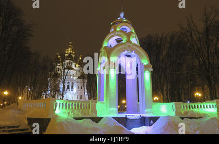 Kharkiv, Ucraina. 18 gennaio, 2016. Il Zerkal·naya struya fontana è illuminato di luci colorate con la Chiesa del Santo Mirra-bearer in background in Kharkiv, Ucraina, 18 gennaio 2016. Foto: Soeren Stache/dpa/Alamy Live News Foto Stock