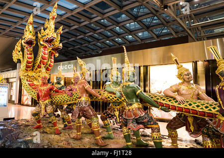 BANGKOK, Thailandia — un'esposizione ornata nel terminal dell'aeroporto Suvarnabhumi, Bangkok, Thailandia. Foto Stock