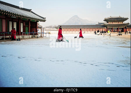 Rimozione della neve presso il Palazzo Gyeongbokgung, Seoul, Corea del Sud Foto Stock