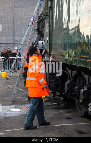 L'A3 motore di vapore Flying Scotsman presso il Museo Nazionale delle Ferrovie di York essendo pulito dopo un viaggio da Londra Foto Stock