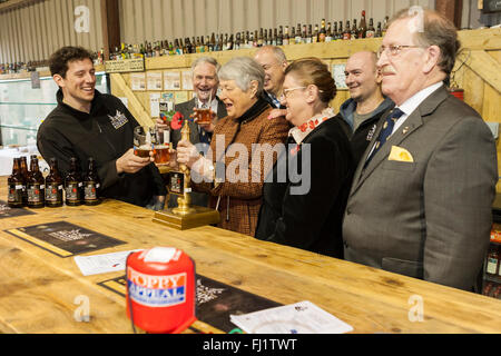 A Longhope, Gloucestershire, UK. 28 Feb, 2016. Gloucestershire Lord-Lietenant Dame Janet Trotter DBE è ospite d'onore in occasione del lancio di una nuova birra artigianale denominata "Finest Hour' in onore del Royal British Legion appello di papavero e la camra Gloucester la birra di primavera il Festival che si terrà in aprile. Credito: David Broadbent/Alamy Live News Foto Stock