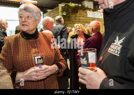 A Longhope, Gloucestershire, UK. 28 Feb, 2016. Gloucestershire Lord-Lietenant Dame Janet Trotter DBE è ospite d'onore in occasione del lancio di una nuova birra artigianale denominata "Finest Hour' in onore del Royal British Legion appello di papavero e la camra Gloucester la birra di primavera il Festival che si terrà in aprile. Credito: David Broadbent/Alamy Live News Foto Stock