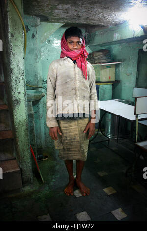 Povero bambino lavorando in ristorante a Varanasi , India Foto Stock